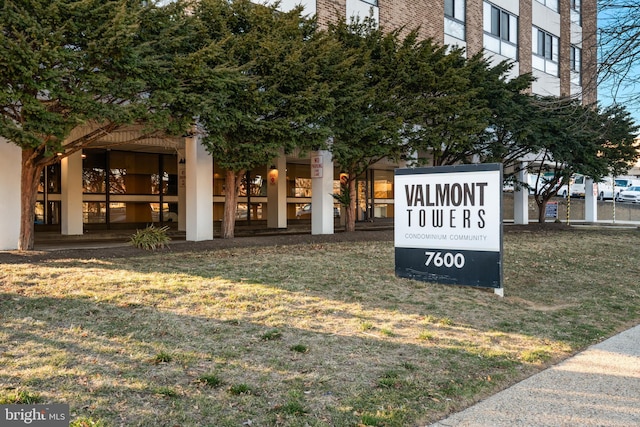 view of community featuring a lawn