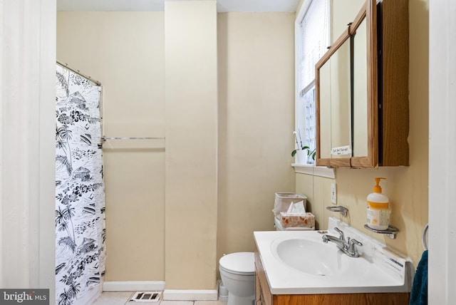 full bath with toilet, curtained shower, visible vents, and vanity