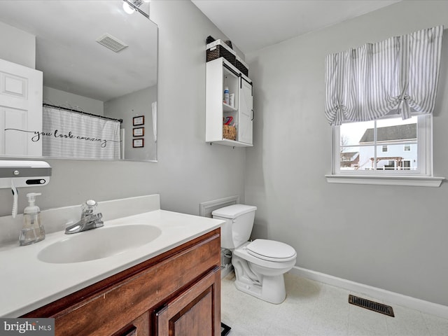 full bathroom featuring visible vents, toilet, vanity, and baseboards