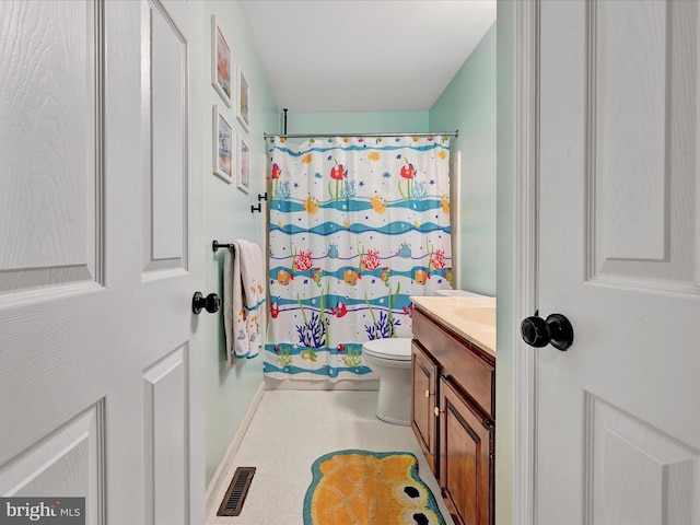 full bath featuring toilet, curtained shower, visible vents, and vanity