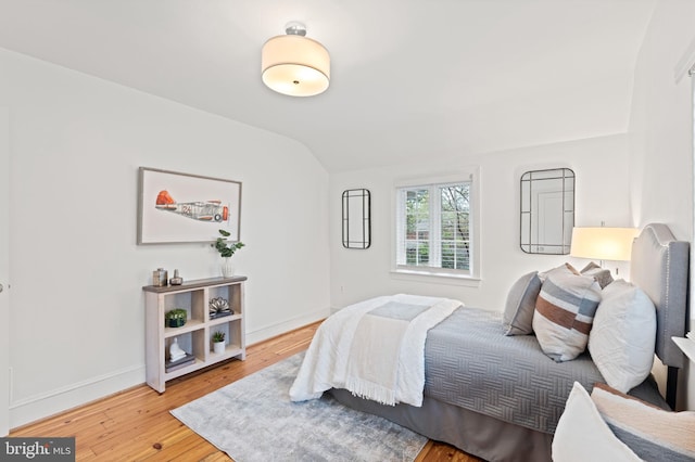 506 Ivy Cir, Alexandria, VA 22302 - bedroom featuring light wood-type flooring, baseboards, and vaulted ceiling