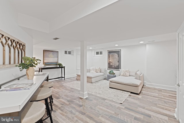 506 Ivy Cir, Alexandria, VA 22302 - living room featuring light wood-style floors, baseboards, visible vents, and recessed lighting