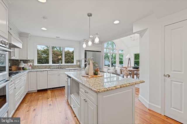 506 Ivy Cir, Alexandria, VA 22302 - kitchen with a center island, decorative backsplash, plenty of natural light, and stainless steel appliances