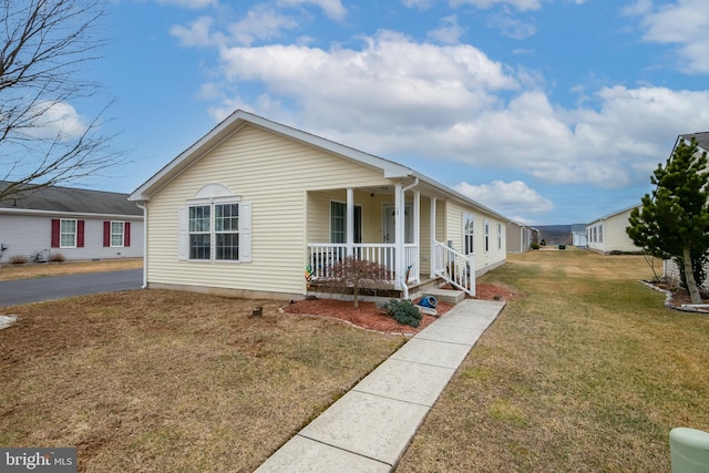 view of front facade featuring a porch and a front yard