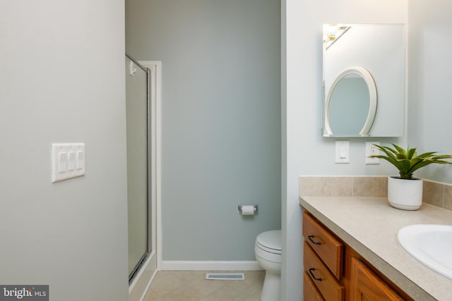 full bath with visible vents, toilet, an enclosed shower, vanity, and baseboards