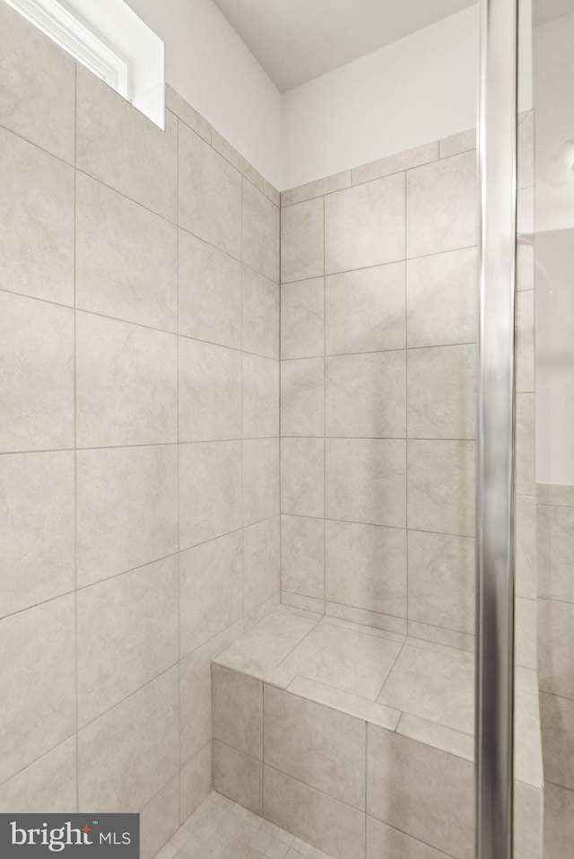 bathroom featuring a tile shower