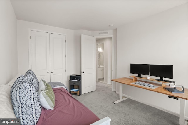 bedroom featuring a closet, visible vents, baseboards, and carpet