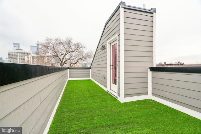 view of yard featuring a view of city