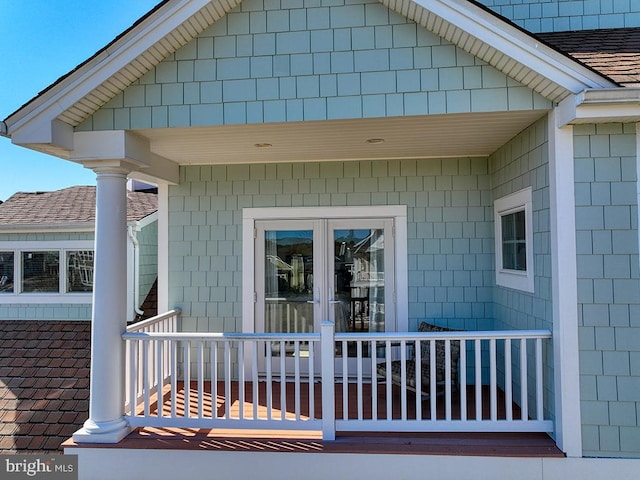 entrance to property featuring a shingled roof