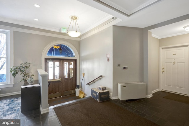 entryway with baseboards, crown molding, and recessed lighting