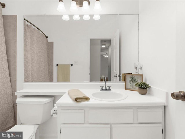 full bathroom featuring toilet, curtained shower, and vanity