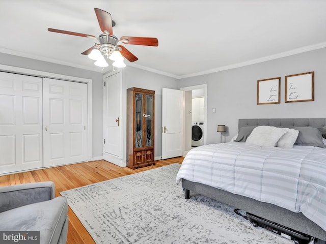 bedroom with light wood-type flooring, washer / clothes dryer, a ceiling fan, and crown molding