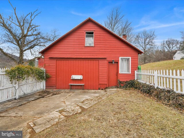 view of outdoor structure with an outbuilding and fence