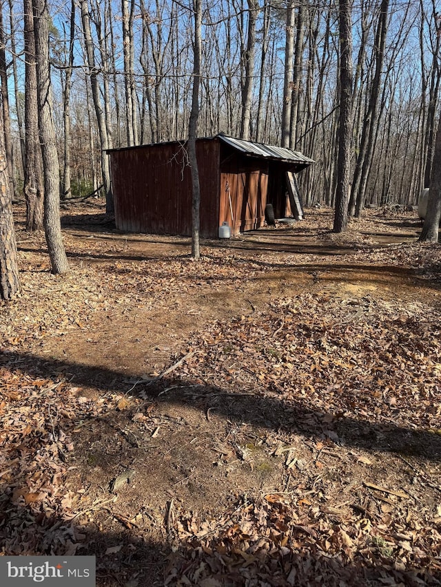 view of yard with an outdoor structure