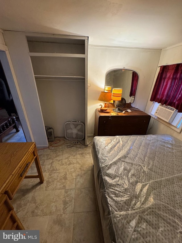 bedroom featuring cooling unit and a closet