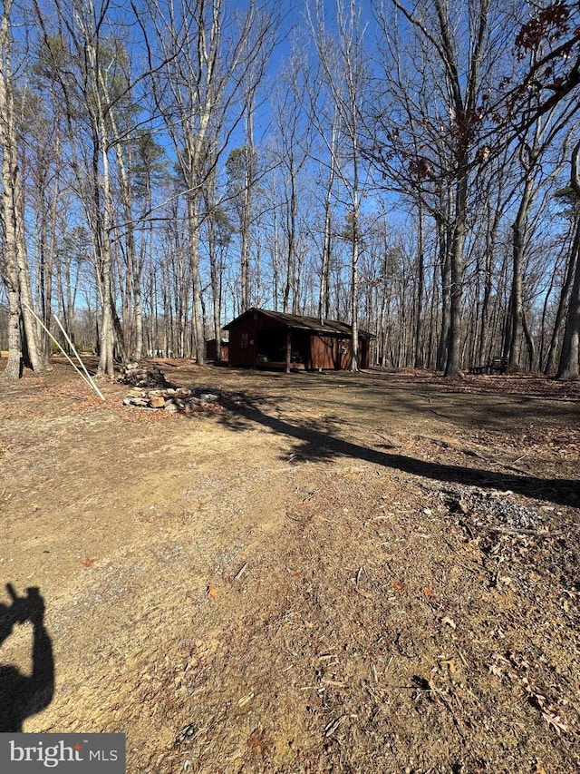 view of yard with an outdoor structure