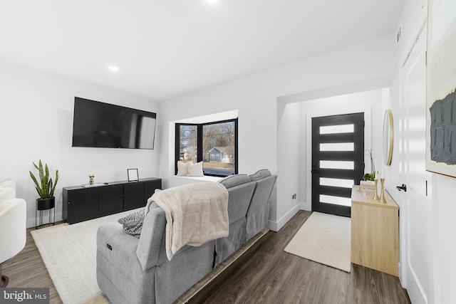 living area featuring recessed lighting, dark wood finished floors, and baseboards