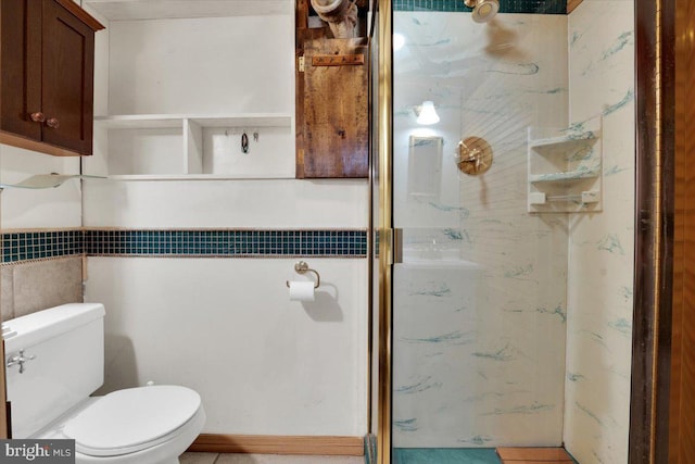 full bath featuring a shower stall and toilet