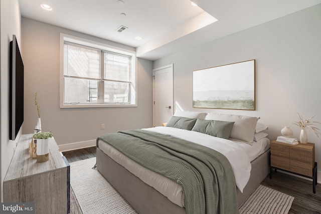 bedroom featuring recessed lighting, dark wood-style flooring, visible vents, and baseboards