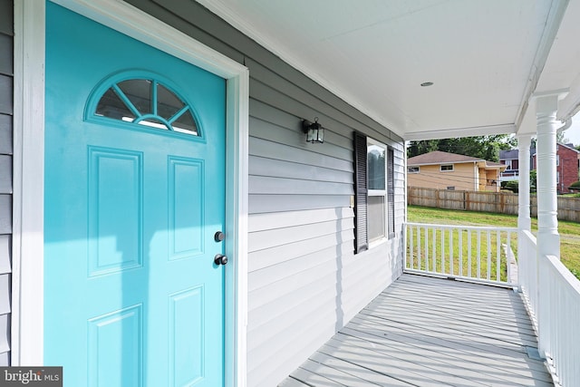 property entrance featuring a porch