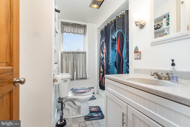 bathroom featuring a shower with shower curtain, vanity, and toilet