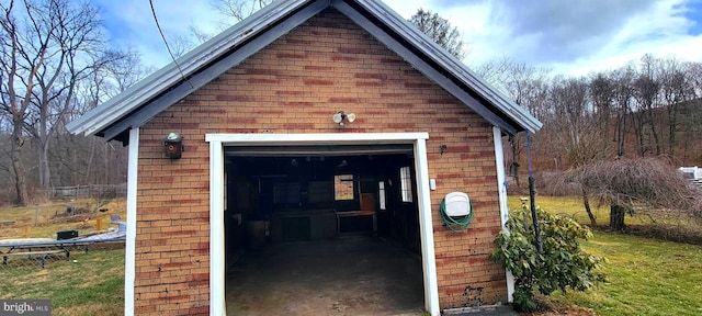 view of outdoor structure featuring an outbuilding