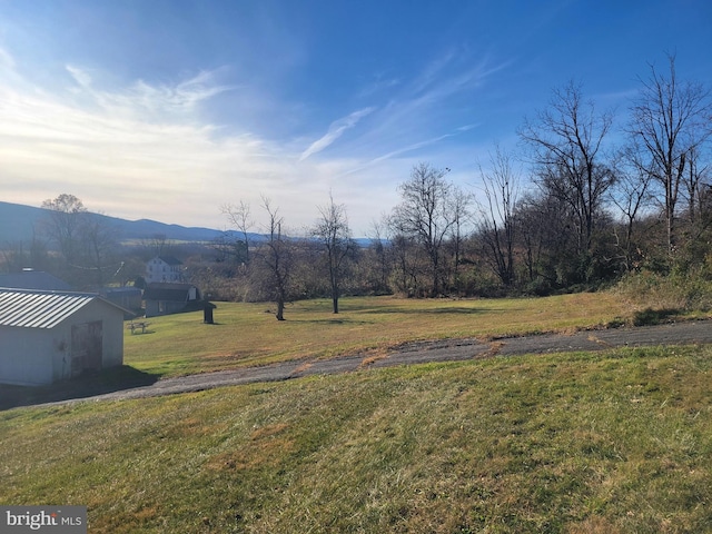 view of yard with an outbuilding and a mountain view