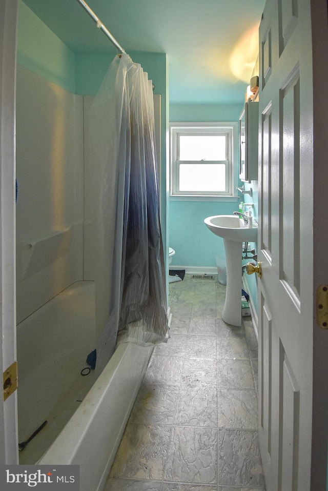 bathroom featuring a shower with curtain, baseboards, visible vents, and toilet