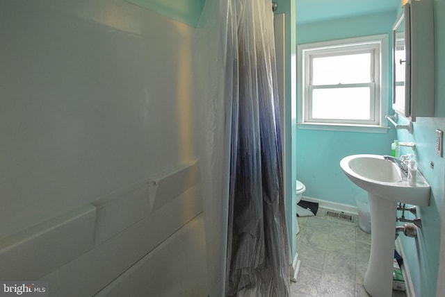 bathroom with baseboards, visible vents, toilet, and a shower with curtain