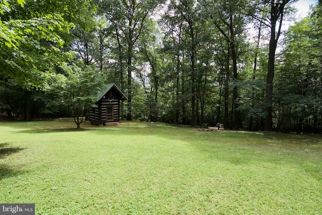 view of yard featuring a forest view