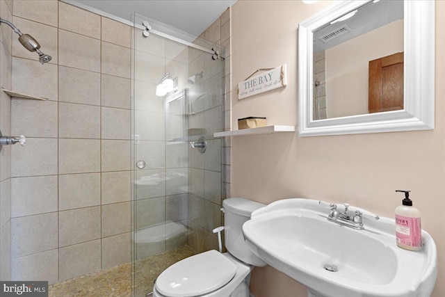 full bathroom featuring visible vents, a sink, a shower stall, and toilet