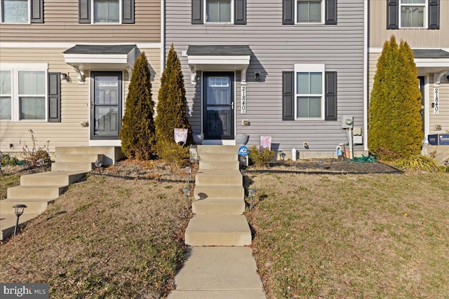 property entrance featuring a yard