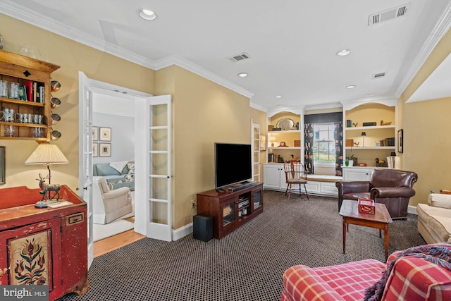 living area with ornamental molding, recessed lighting, visible vents, and baseboards