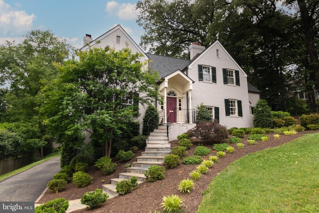 1911 Belle Haven Rd, Alexandria, VA 22307 - view of front of house featuring a chimney and a front yard