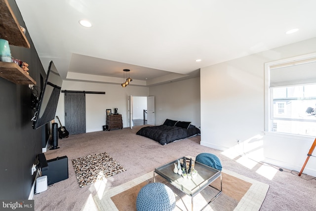 bedroom featuring a barn door, recessed lighting, carpet flooring, baseboards, and a tray ceiling