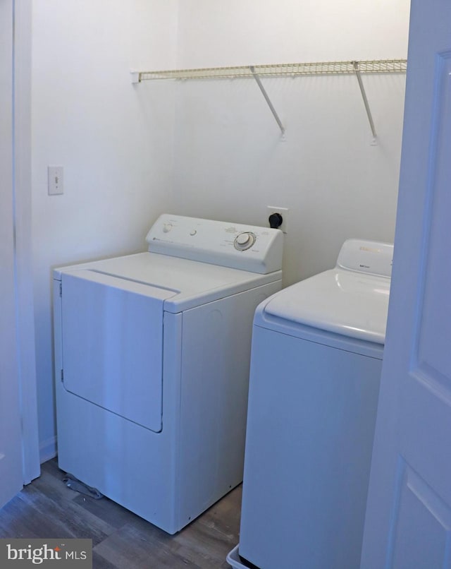 laundry room featuring dark wood-style floors, laundry area, and washing machine and clothes dryer