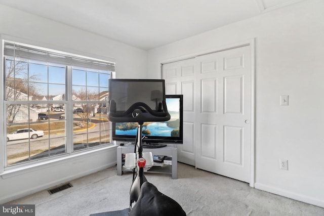 workout room featuring carpet floors, baseboards, and visible vents