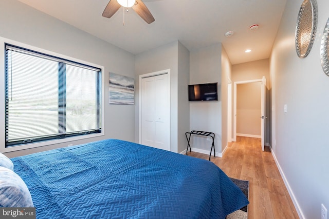 bedroom with baseboards, a ceiling fan, light wood-type flooring, a closet, and recessed lighting