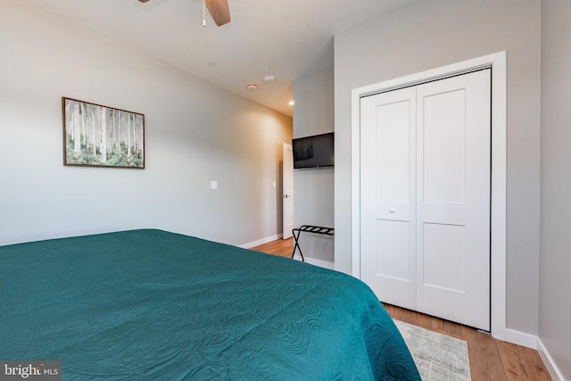 unfurnished bedroom with recessed lighting, a closet, light wood-style floors, ceiling fan, and baseboards