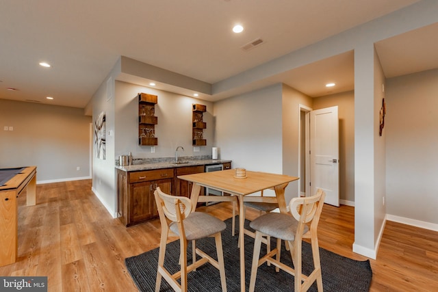 dining space with visible vents, recessed lighting, light wood-style flooring, and baseboards