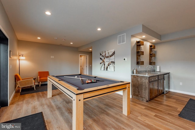 game room featuring recessed lighting, a sink, visible vents, baseboards, and light wood-type flooring