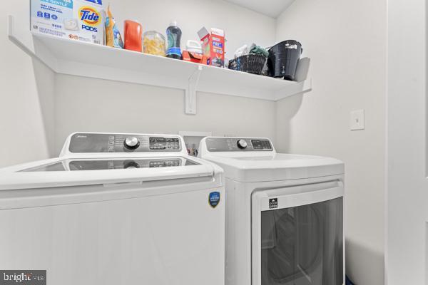 washroom with laundry area and washing machine and dryer