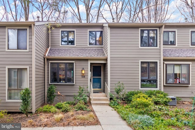 multi unit property featuring a shingled roof