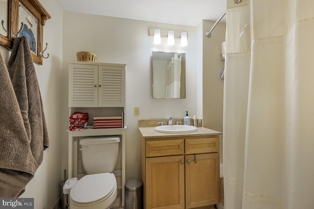 full bathroom featuring toilet, a shower with shower curtain, and vanity