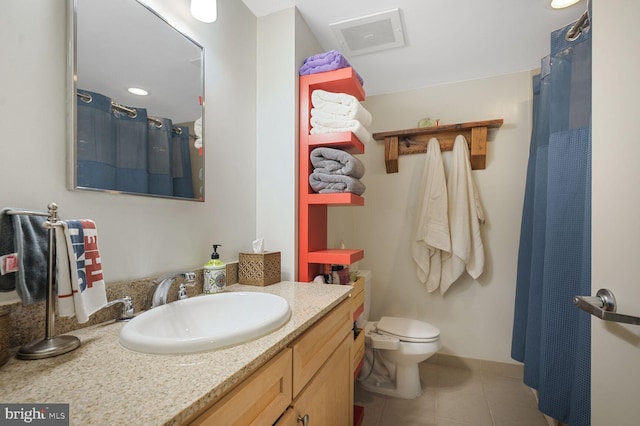 full bath featuring toilet, a shower with shower curtain, vanity, visible vents, and tile patterned floors