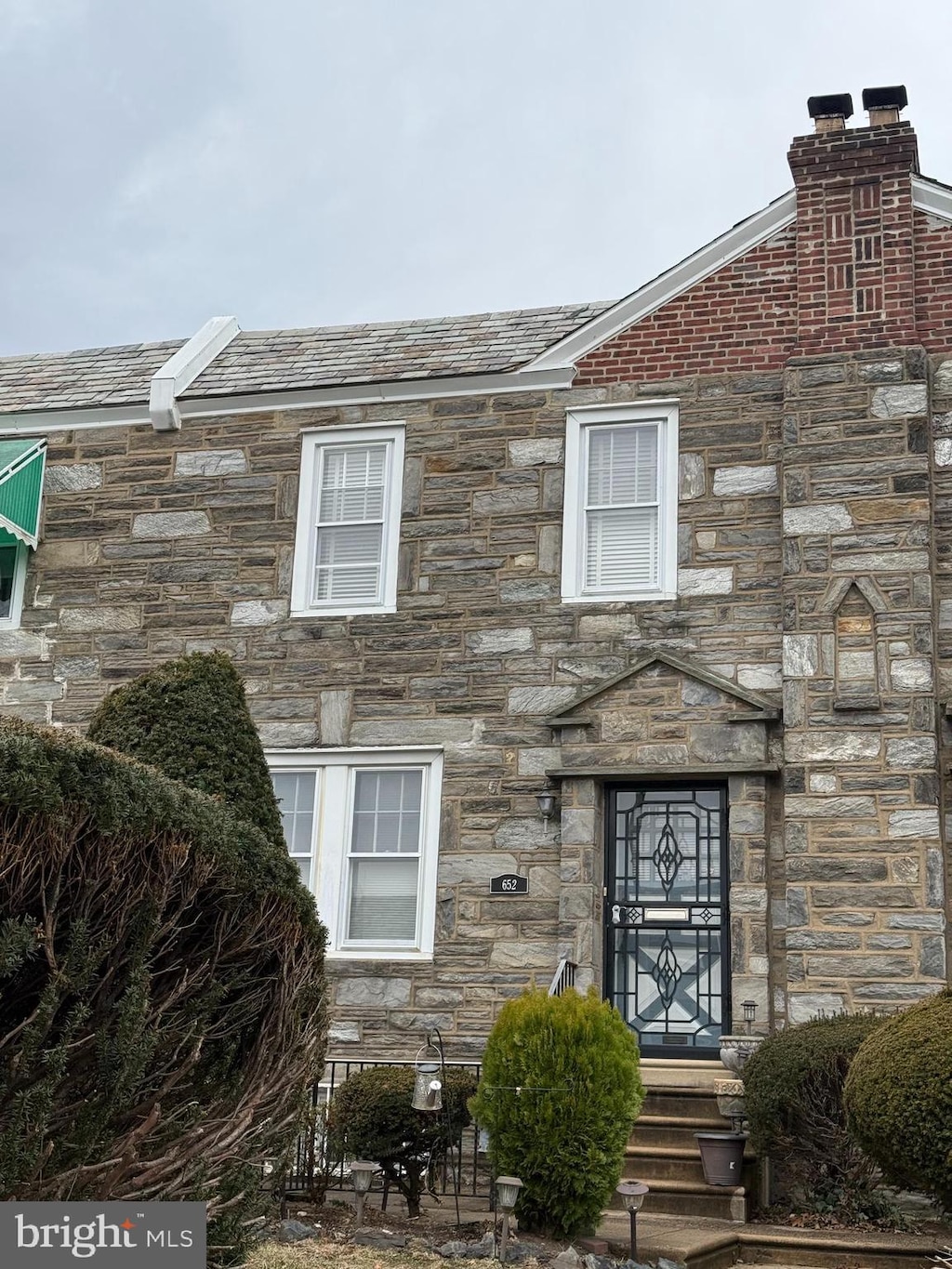 property entrance featuring stone siding