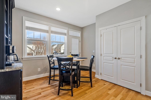 dining area with recessed lighting, light wood-style floors, and baseboards