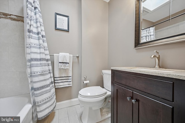 full bath featuring shower / bath combination with curtain, baseboards, vanity, and toilet