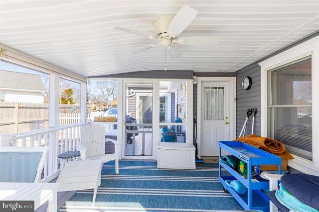 sunroom / solarium featuring a ceiling fan