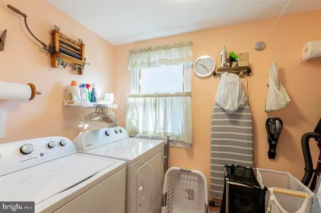 laundry room with laundry area and independent washer and dryer